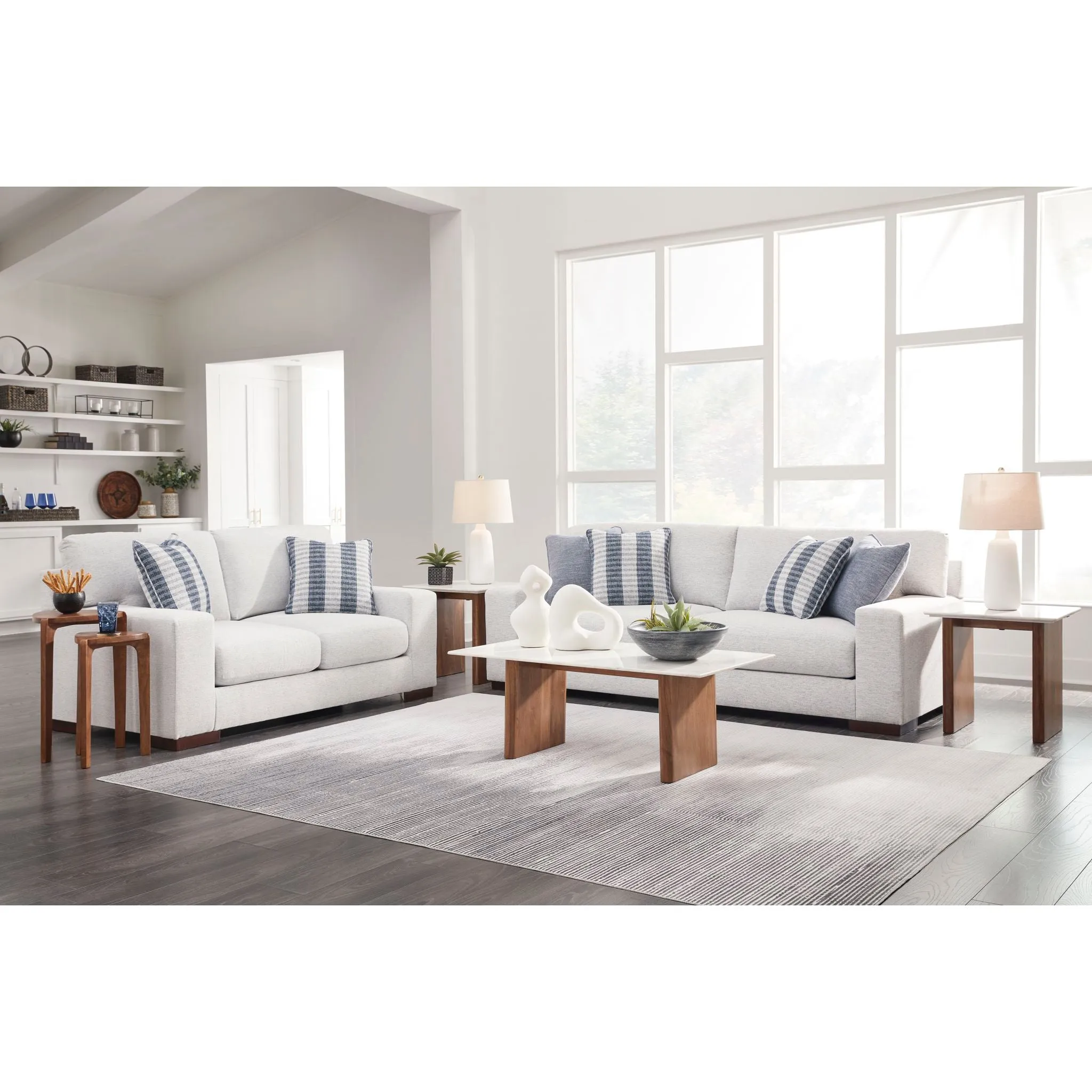 Belvoir-Exclusive Loveseat