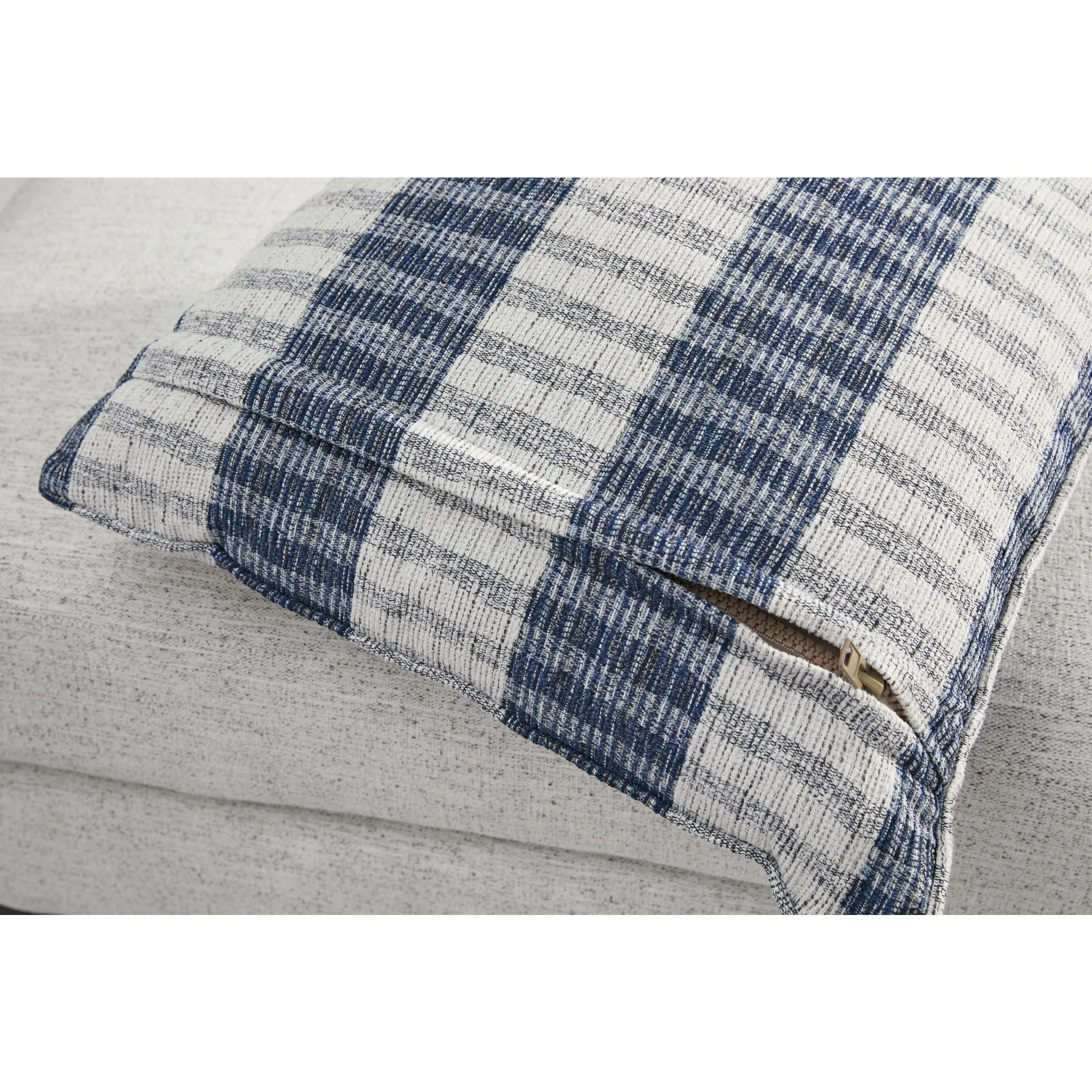 Belvoir-Exclusive Loveseat